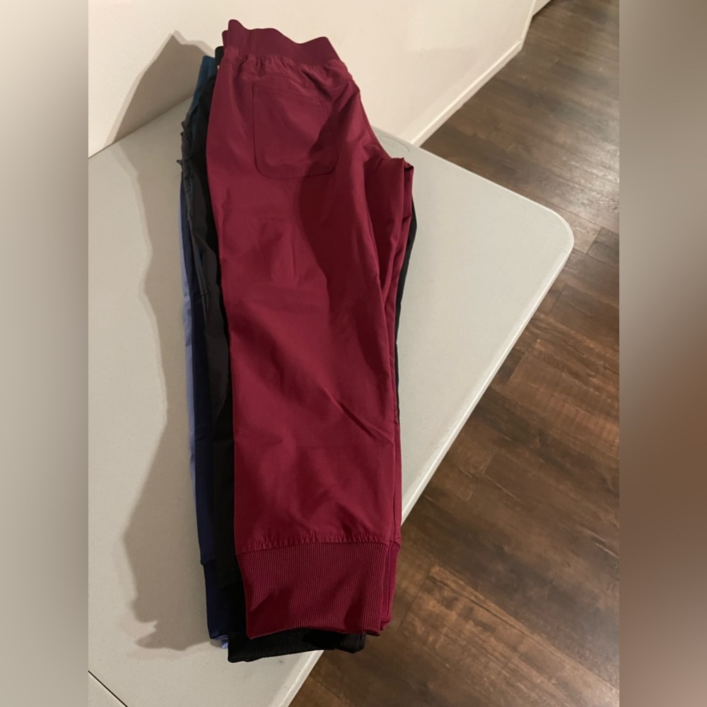 Women’s scrub bottoms, jogger style.
